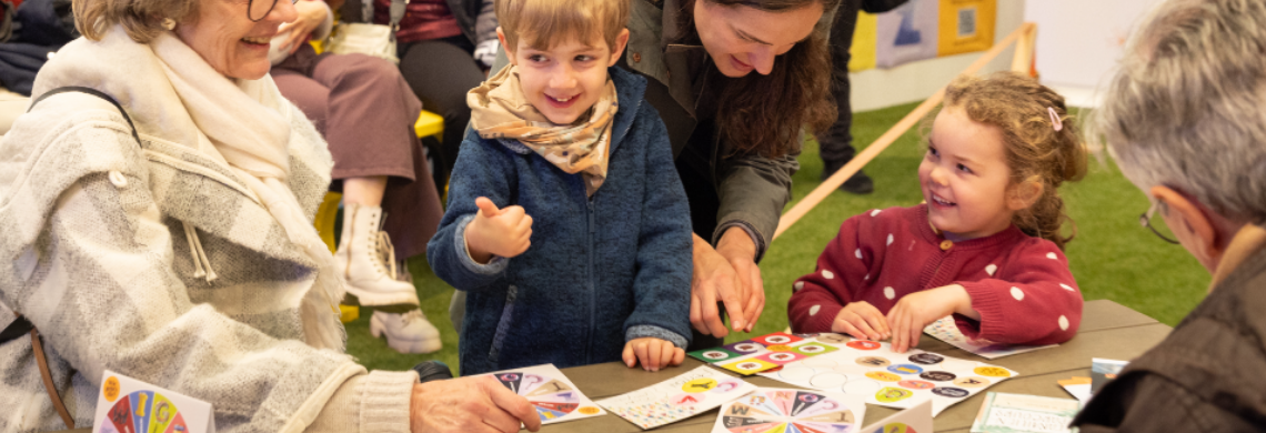 eine Familie am Zepra-Stand an der Offa